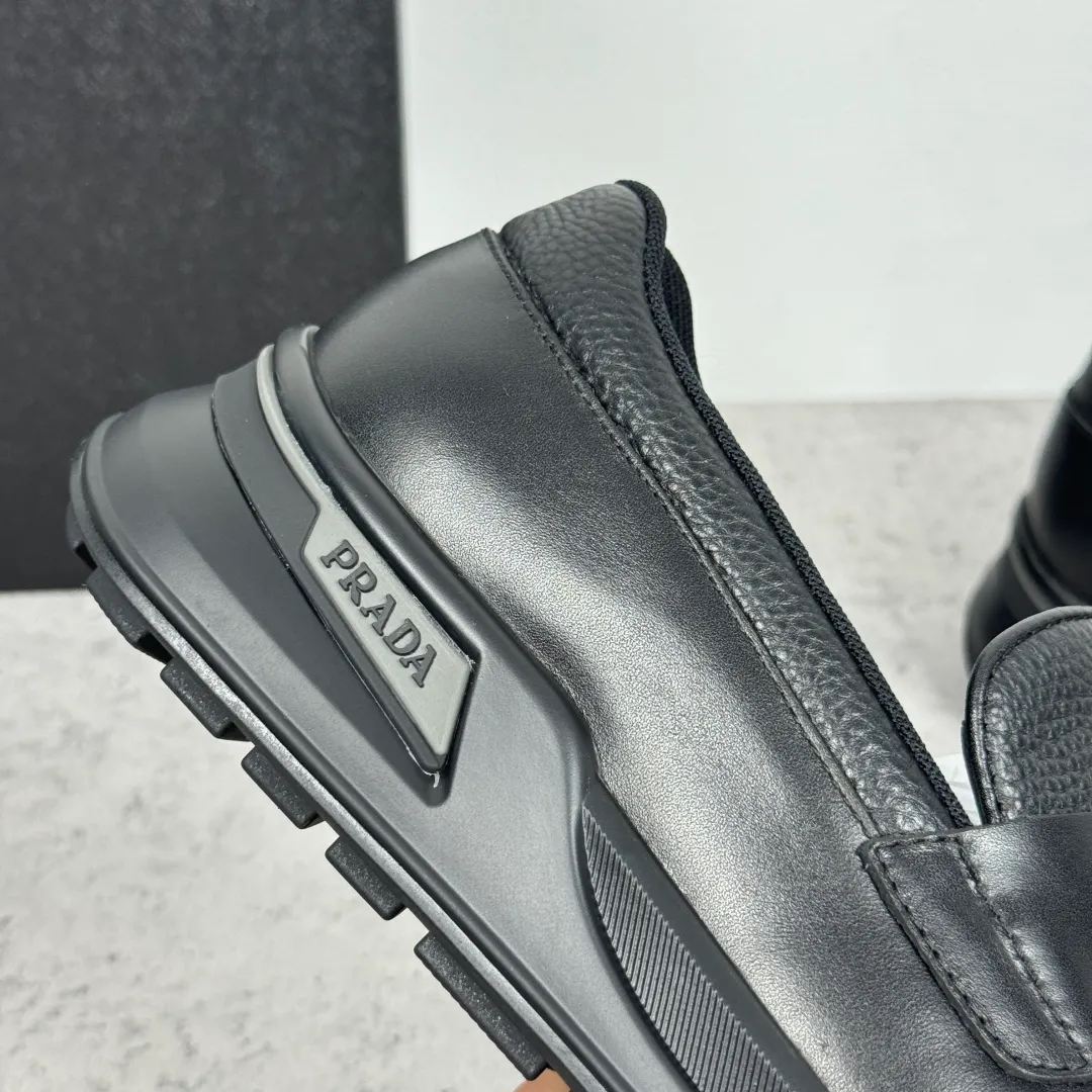 Batch 700 Prada/Prada men's matte leather thick-soled lightweight loafers! Casual fit, lightweight rubber sole slip-on driving shoes, matte calfskin wrapped around the entire upper, front body in pebbled calfskin/soft cloth, two styles available! Decorated with genuine leather buckle, front decorative details of PRADA silver letters, genuine leather feet, classic silver letter logo badge details, technical mesh lining, push-on opening and closing method, convenient and comfortable, cool and breathable! Paired with a lightweight, sporty functional thick sole, it is extremely comfortable on the feet and will not be tiring after long-term wear. It is available in multiple colors to meet different matching needs and comes with a complete package! Size: 39-40-41-42-43-44 Leather shoe size Item number: 2EE915 full leather black